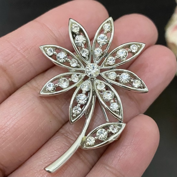 Vintage LISNER Silver-tone Rhinestones Flower Brooch - Picture 2 of 12